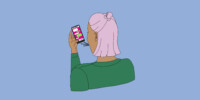 Bild von einer Frau mit lila harren von hinten, die eine Sprachnachricht mit einem Smartphone aufnimmt.