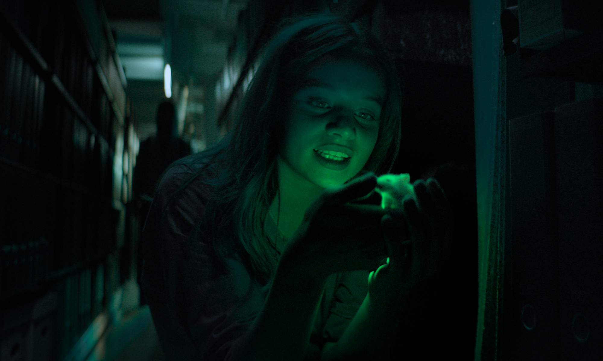 Aus der Netflix-Serie Biohackers, Luna Wedler hält eine leuchtende Maus in der Hand