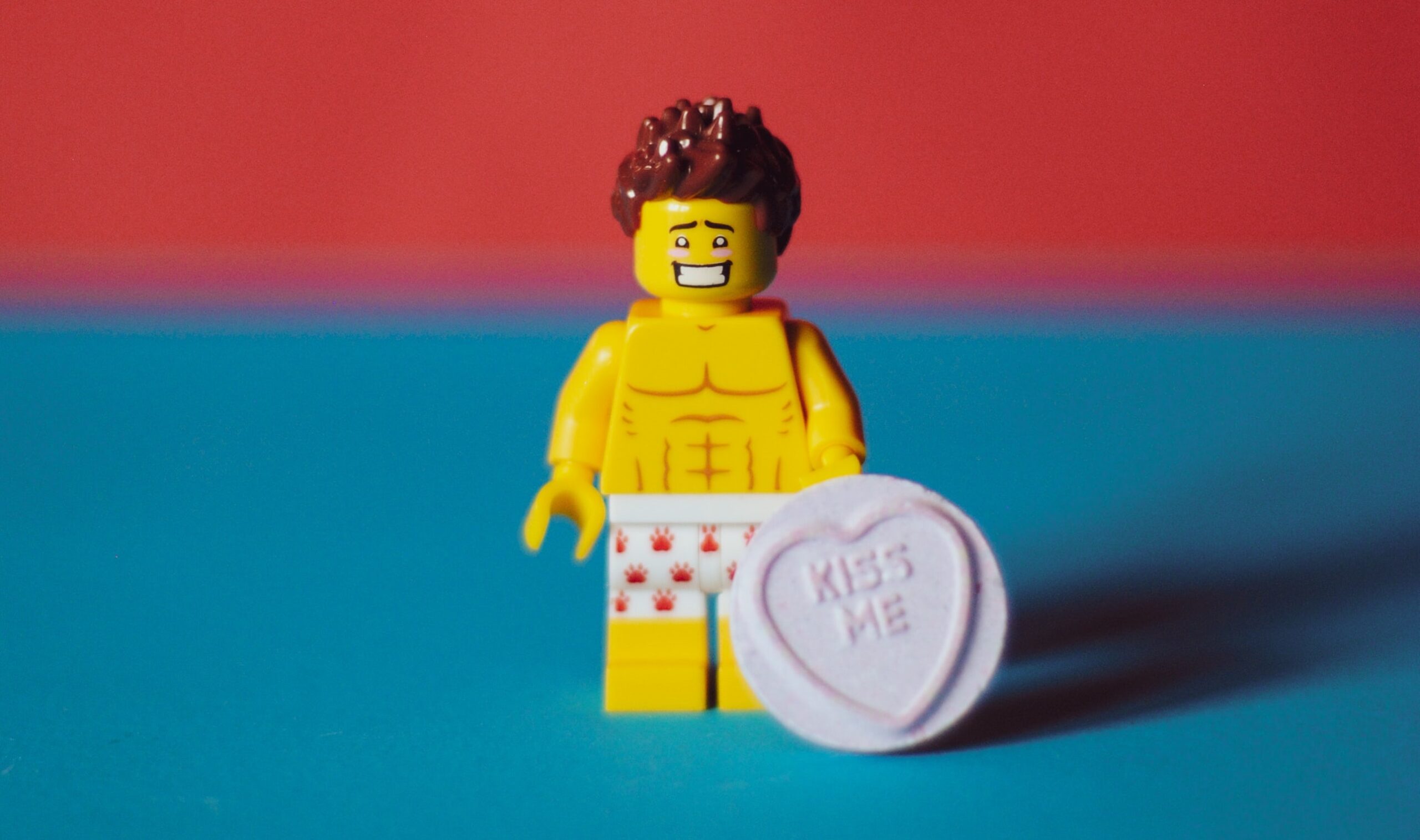 Legofigur mit Waschbrettbauch und Kiss me Herz
