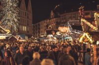 Blick über einen Weihnachtsmarkt