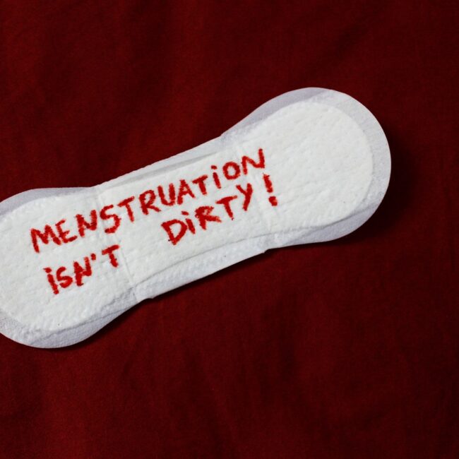 Binde mit der Aufschrift: "Die Periode ist nicht schmutzig"
