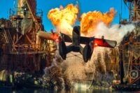 Flugzeug mit Explosion im Hintergrund