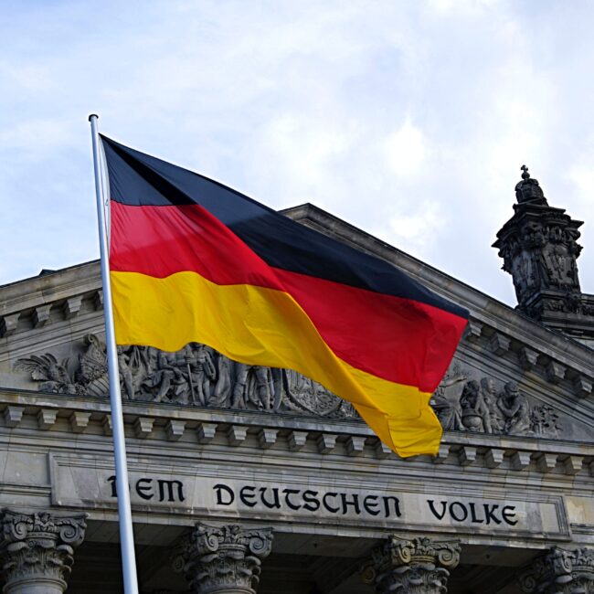 Die deutsche Flagge weht vor dem Reichstag