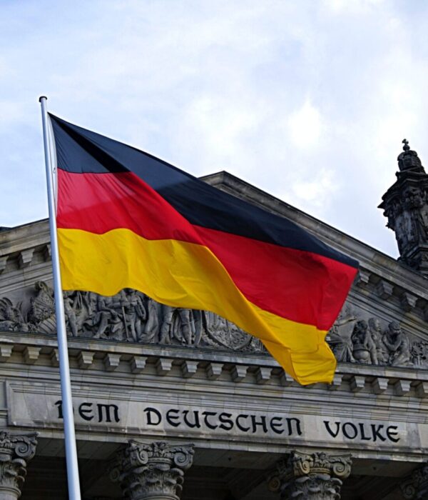 Die deutsche Flagge weht vor dem Reichstag