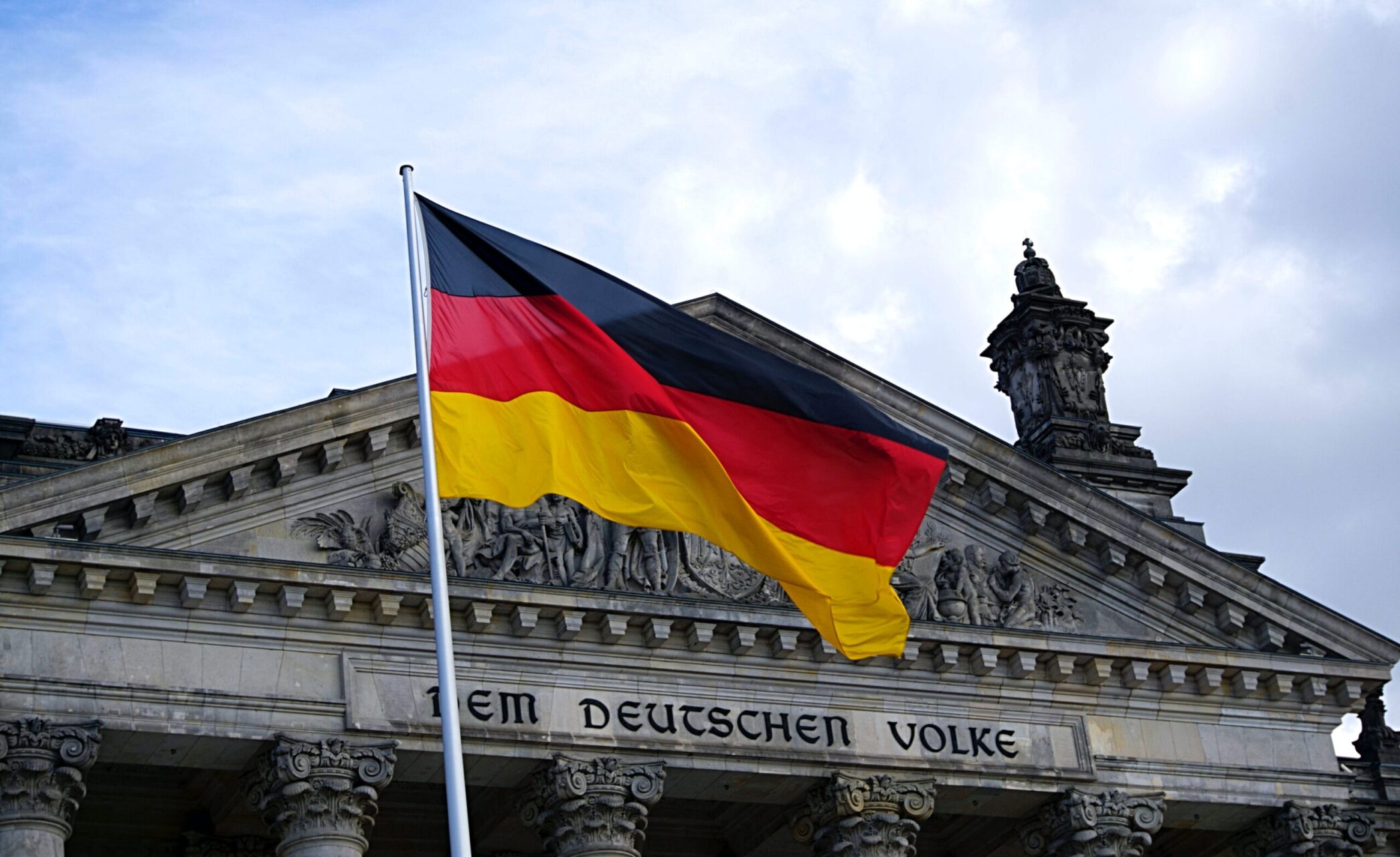 Die deutsche Flagge weht vor dem Reichstag