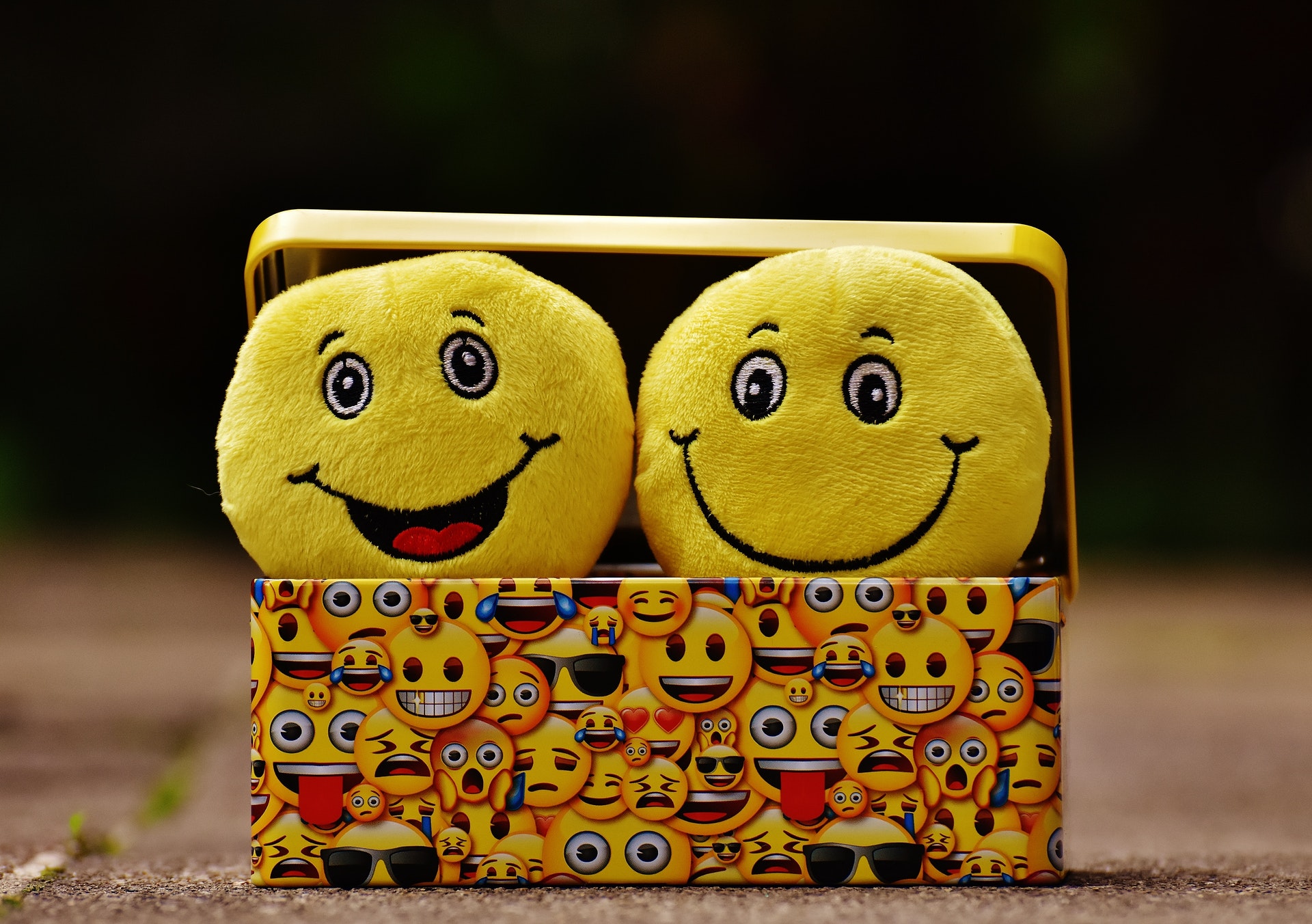 Plüsch-Smileys in einer Box