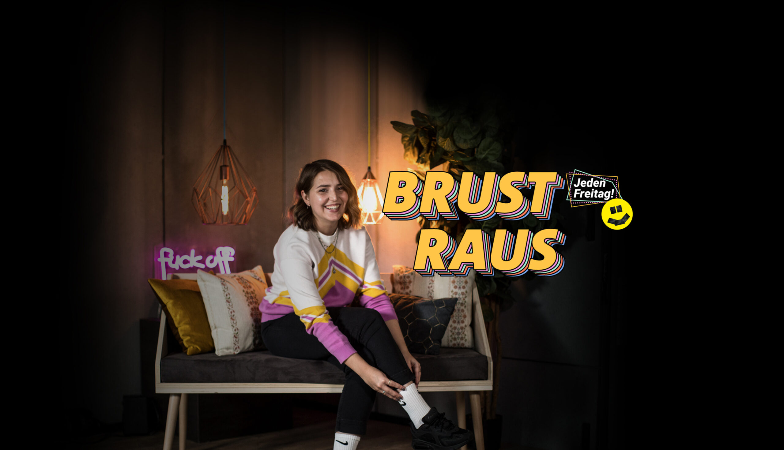 Das Bild zeigt die Moderatorin von "Brust raus", Walerija, und den Slogan des Formats