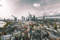 Ein Blick auf die Stadt Frankfurt am Main mit ihrer Skyline