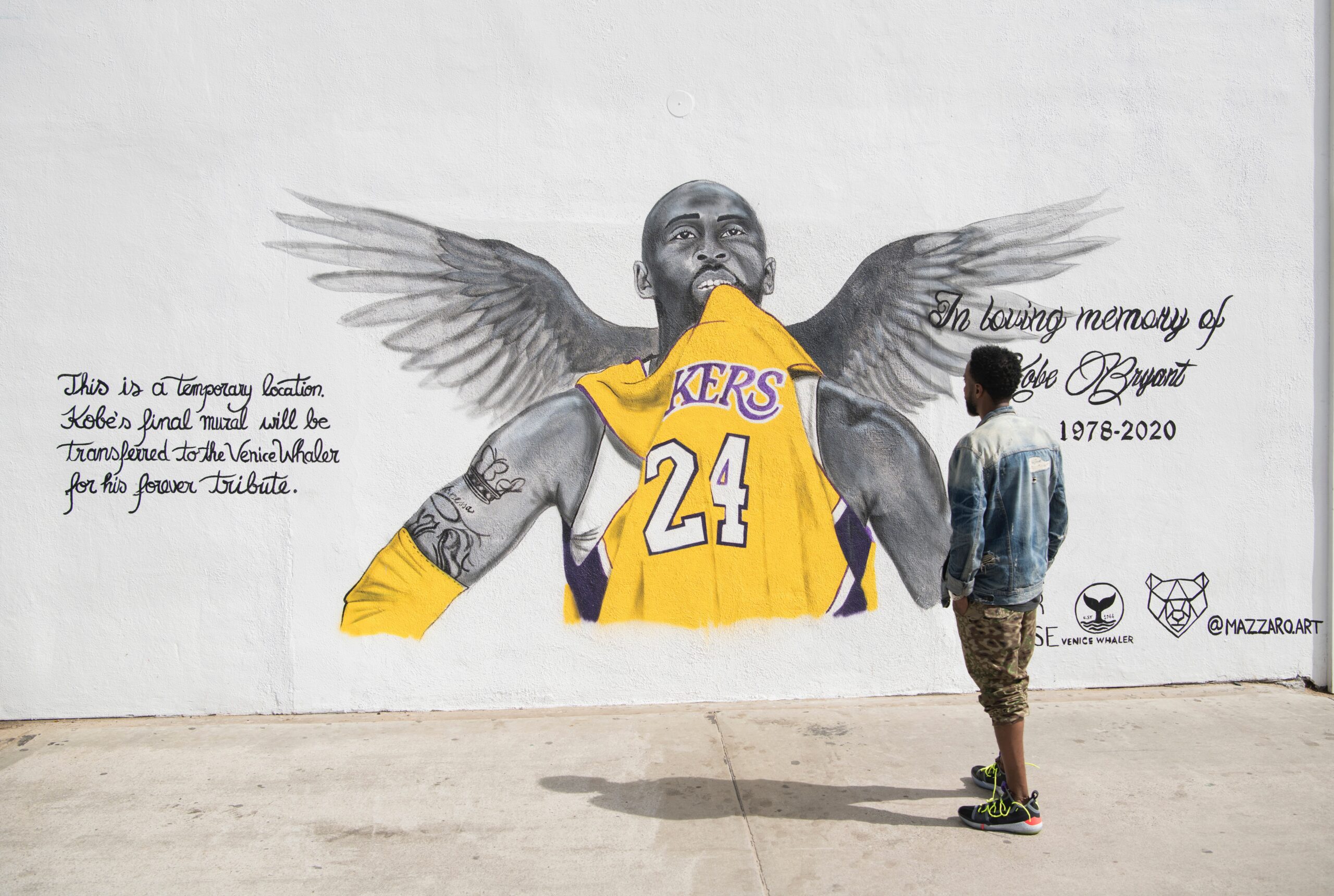 Ein Passant betrachtet ein Graffito, welches den verstorbenen Basketballer Kobe Bryant im Trikot der Lakers zeigt.