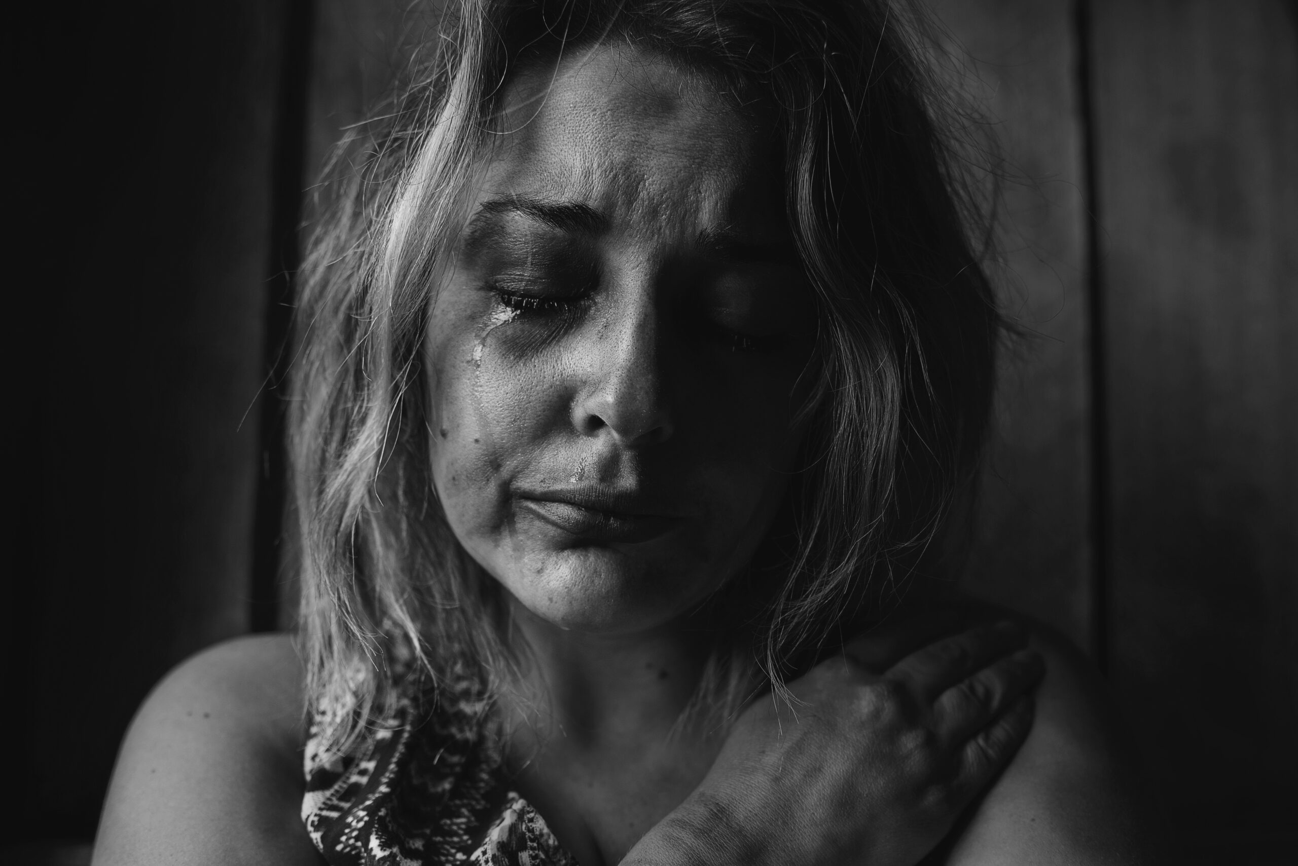 Ein schwarz-weiß-Bild einer Frau, die weint