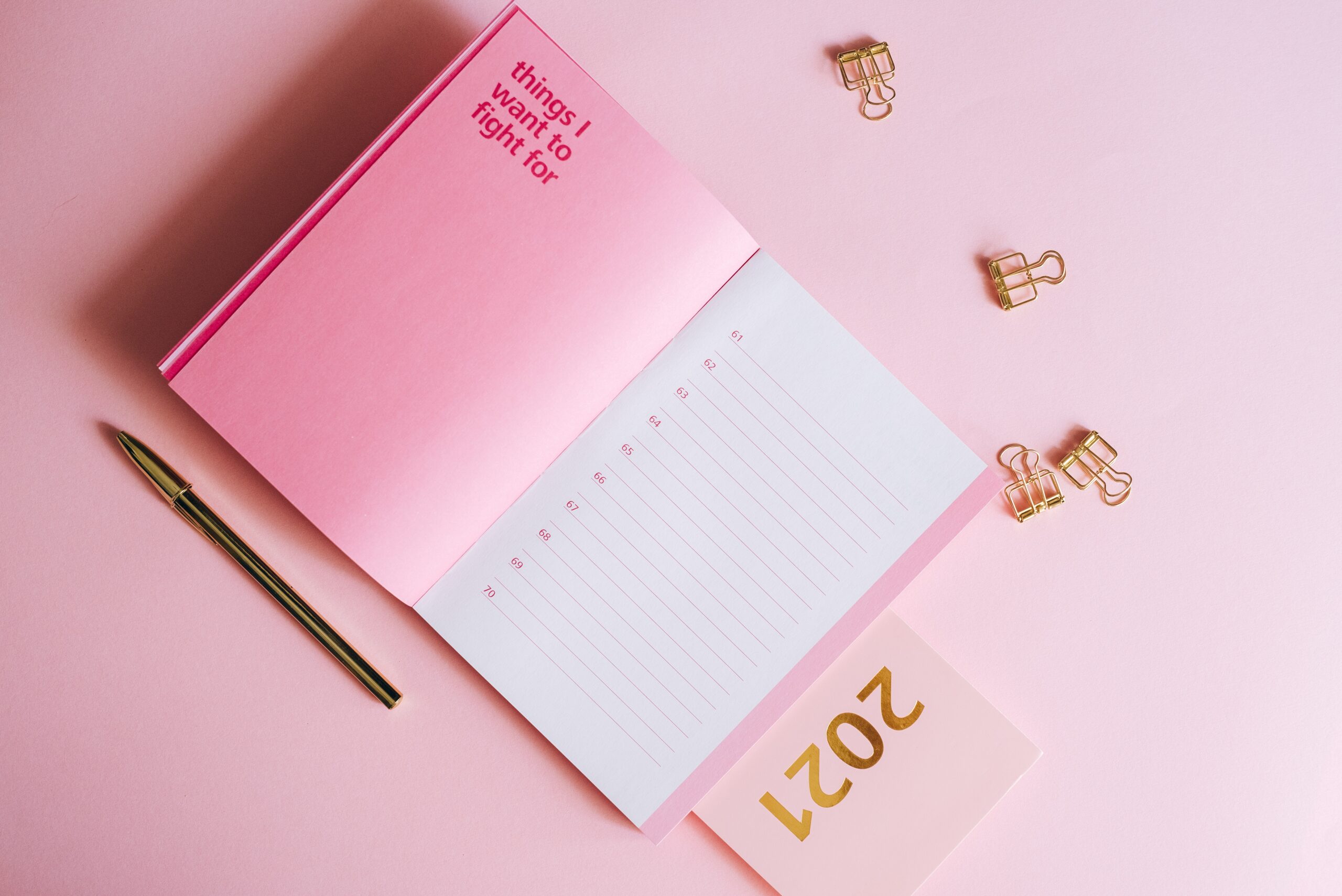 Rosa Kalender auf rosa Hintergrund