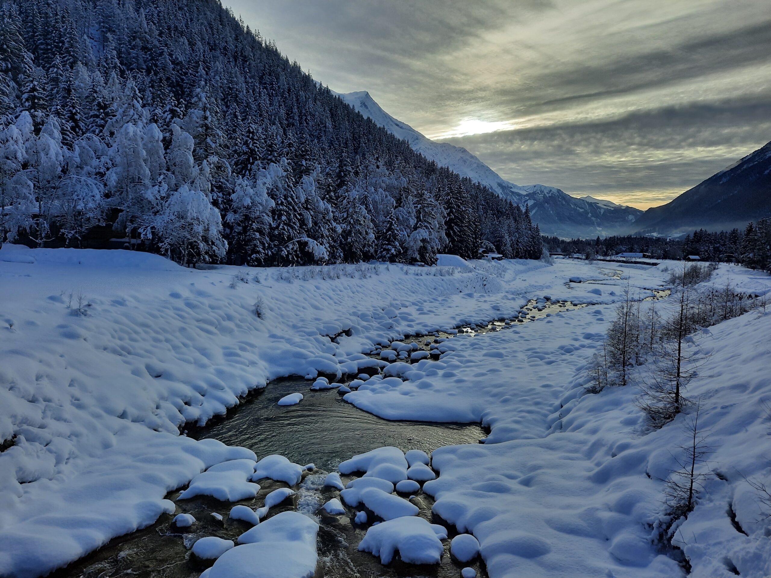 Bach fließt durch Winterlandschaft