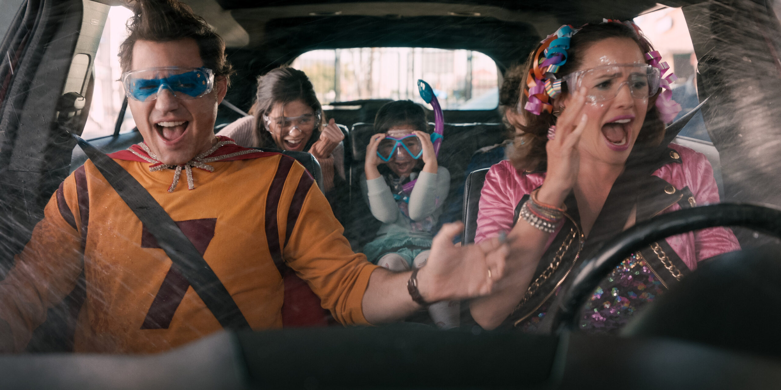Eine Szene aus dem Film "Yes Day": Eine Familie sitzt im Auto, es herrscht Chaos