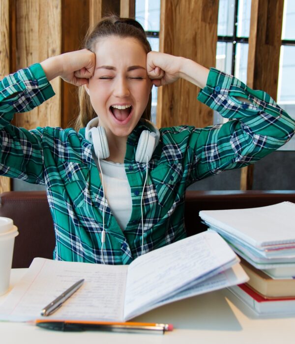 junge Frau am Schreibtisch