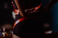 Eine Frau legt Lederriemen an