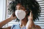 Frau trägt eine FFP2-Maske