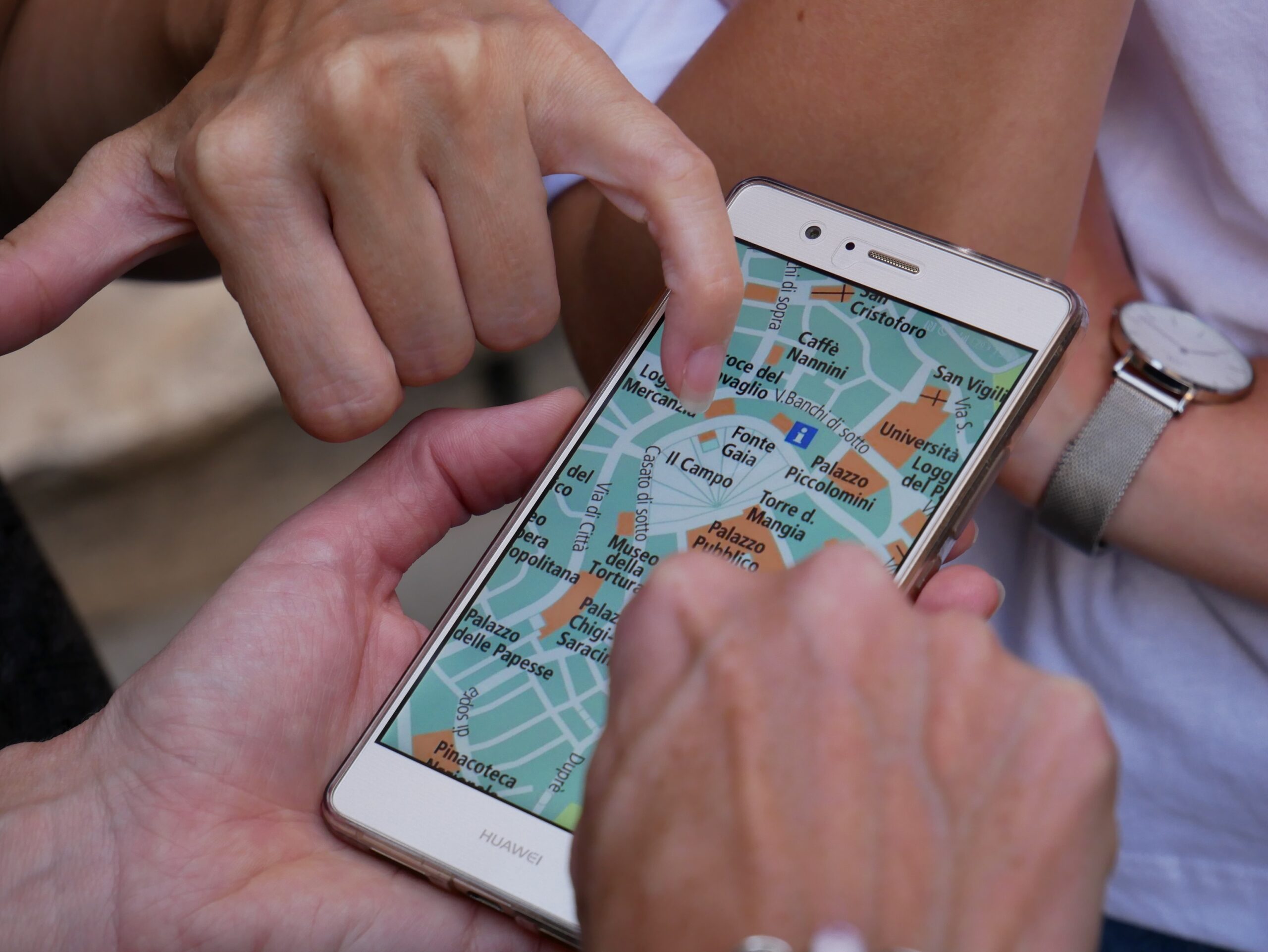 Handy mit geöffneter Maps-App