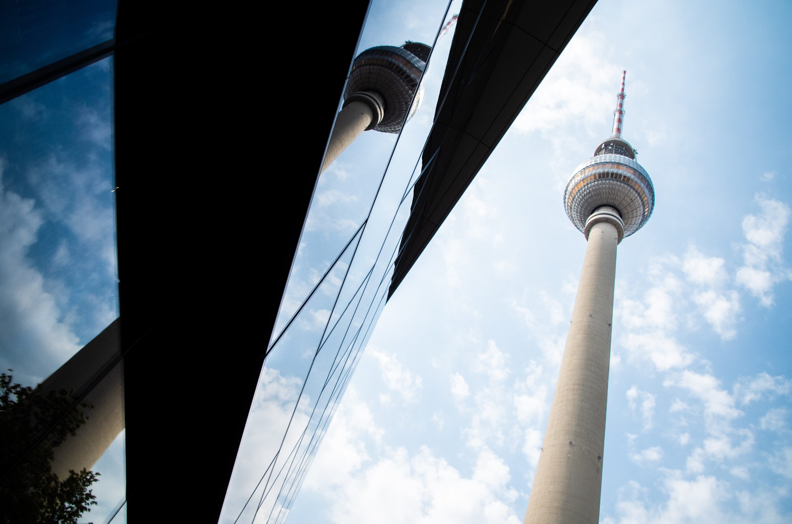 Der Berliner Fernsehturm bei blauem Himmel