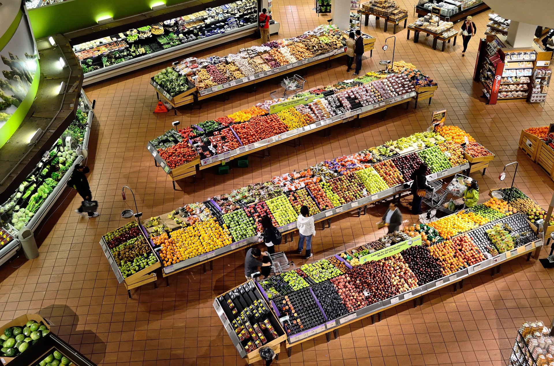 Die Obst- und Gemüseabteilung im Supermarkt von oben fotografiert