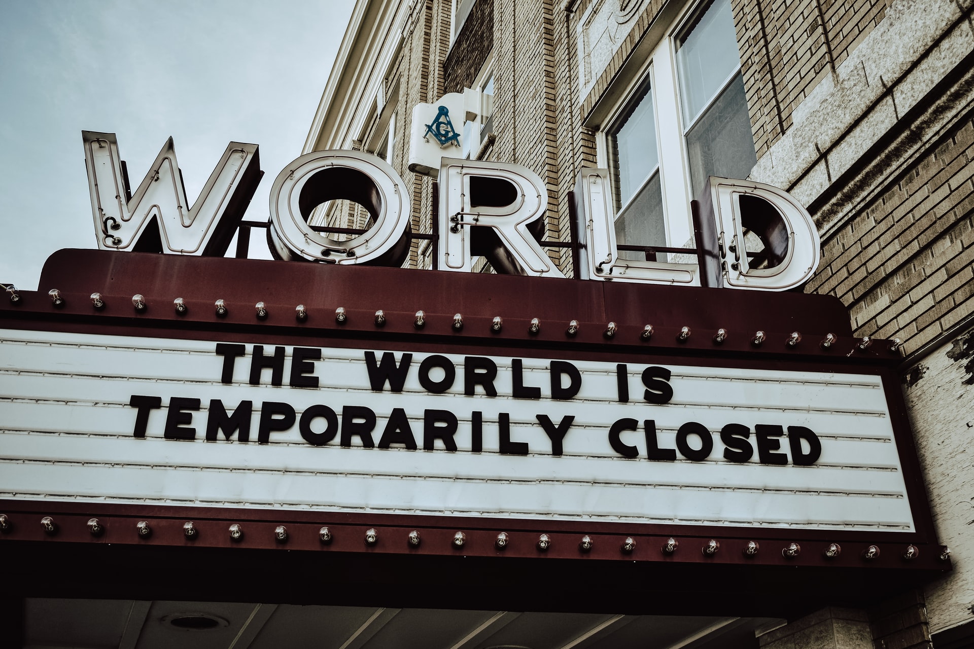 Schild mit Aufschrift: "The world is temporarily closed"