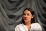 Eine junge Frau, Alexandria Ocasio-Cortez, spricht in ein Mikrofon