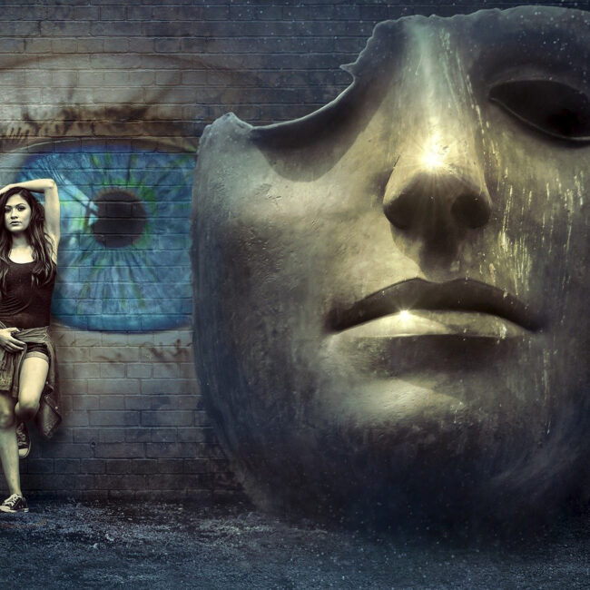 Frau steht neben einer Maske und wird von einem blauen Auge im Hintergrund beobachtet