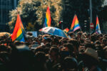 Demonstranten mit LGBTIQ-Flaggen