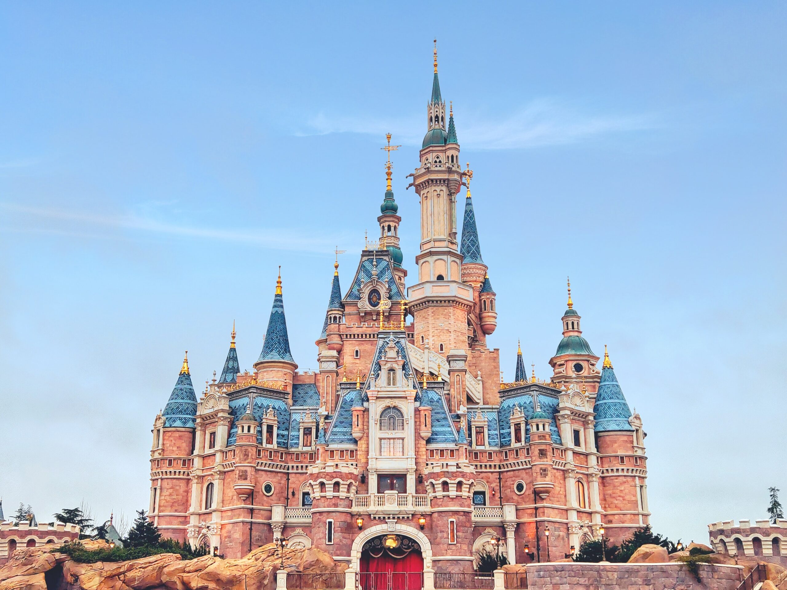 Disneyschloss vor blauem Himmel