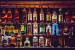 Flaschen im Regal einer Bar