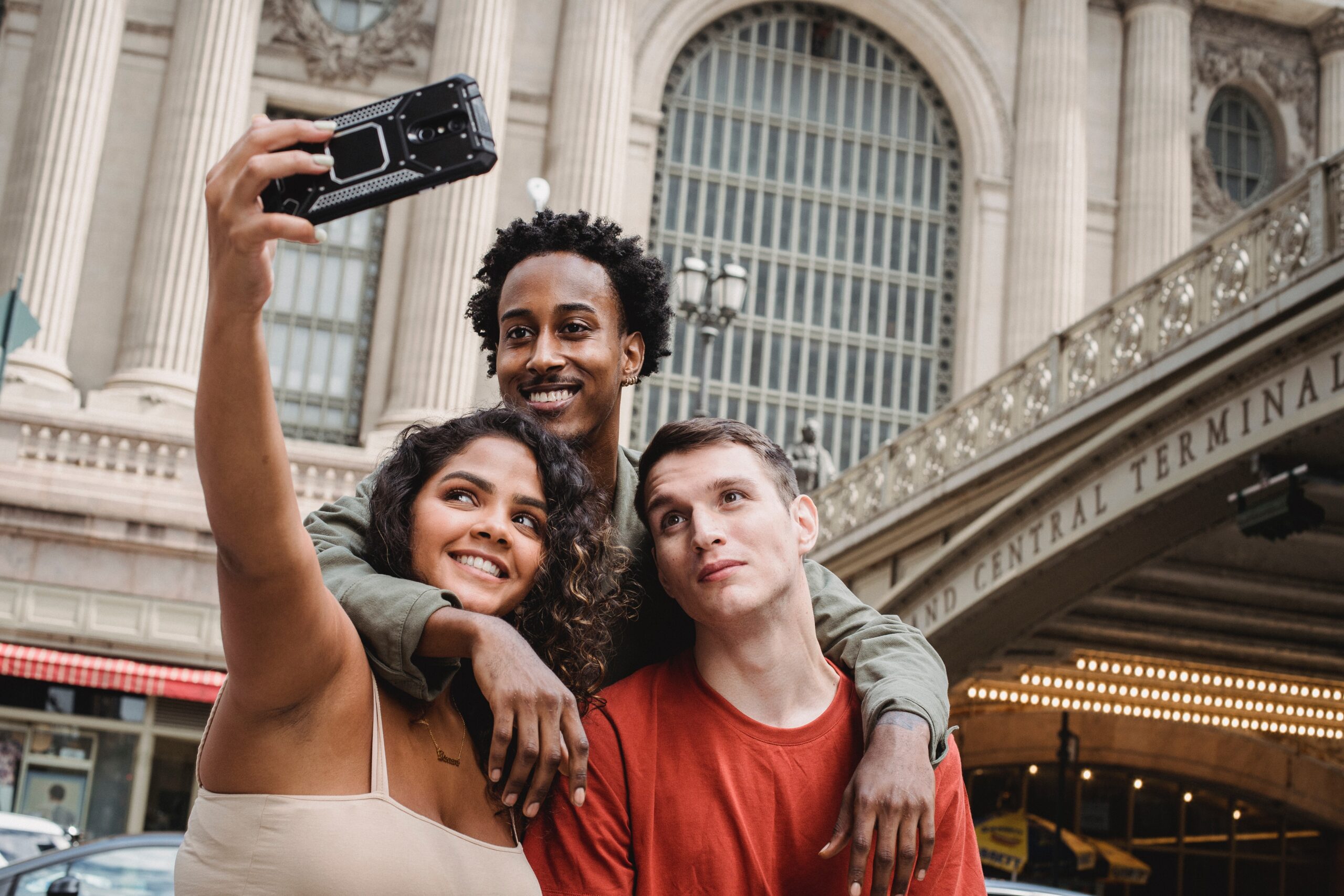 Eine Gruppe von Freunden schießt ein Selfie.