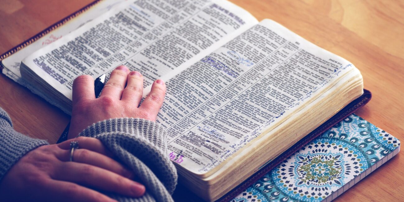 aufgeschlagenes Wörterbuch