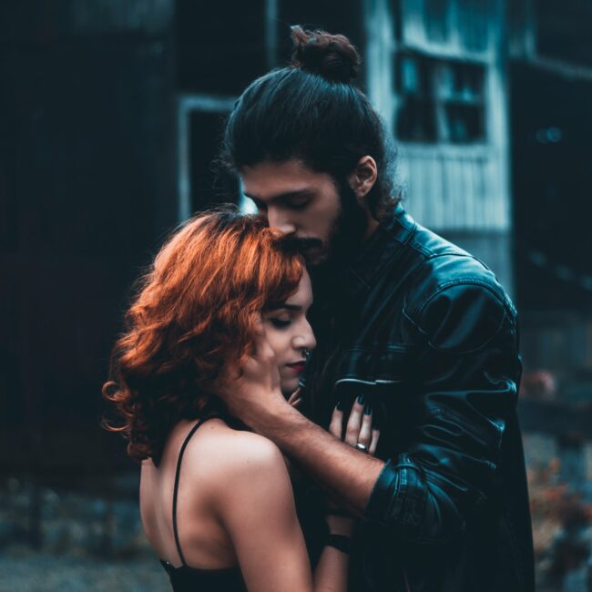 Mann hält eine Frau zärtlich im Arm