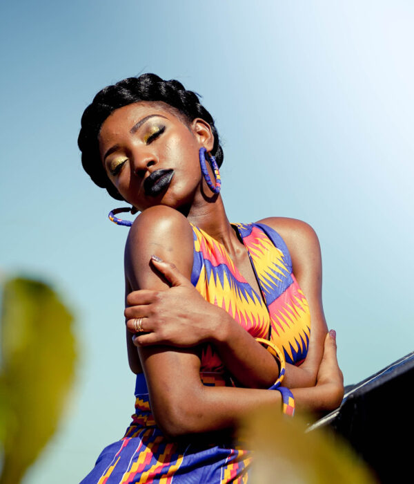 Fraun umarmt sich selbst