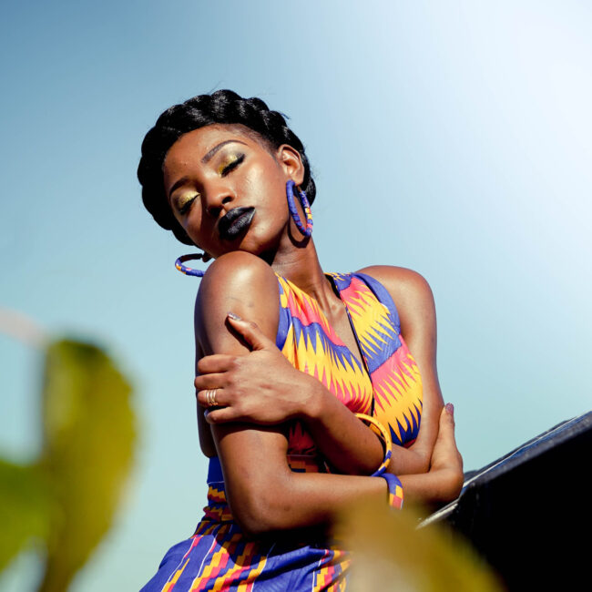 Fraun umarmt sich selbst