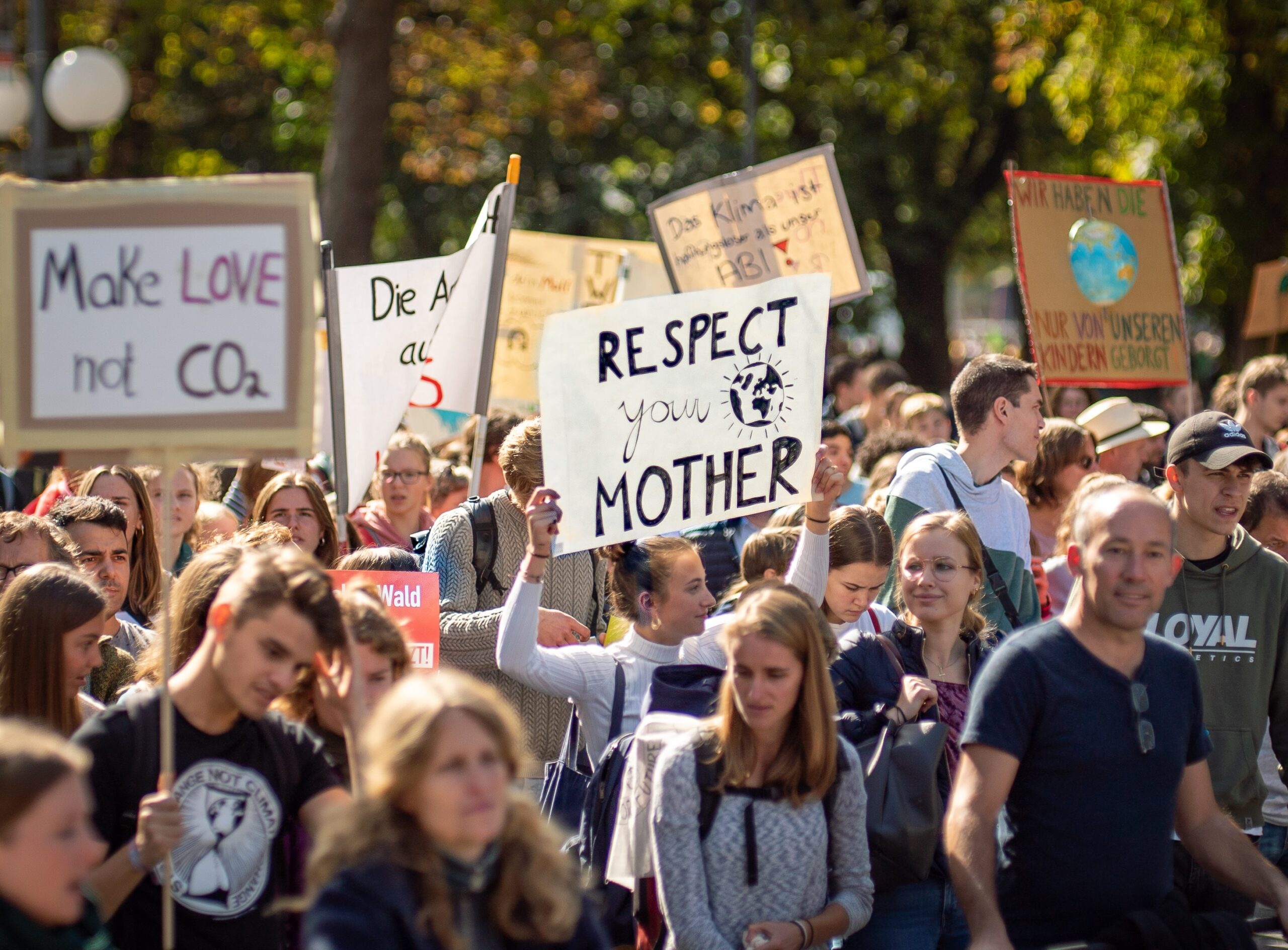 Menschen protestieren für mehr Klimaschutz