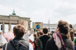 Junge Menschen demonstrieren vor dem Brandenburger Tor