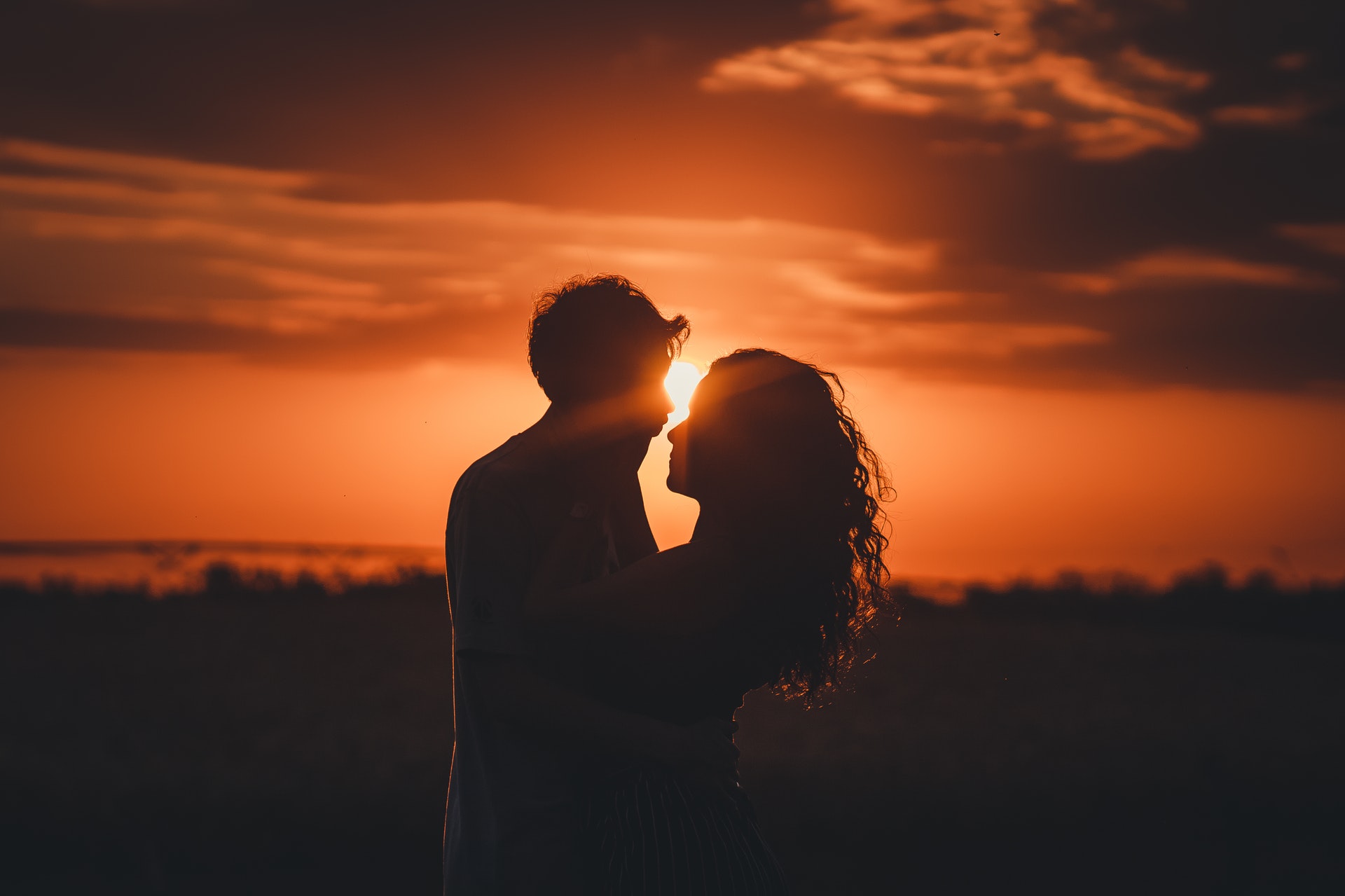 Shilouetten von Mann und Frau bei Sonnenuntergang