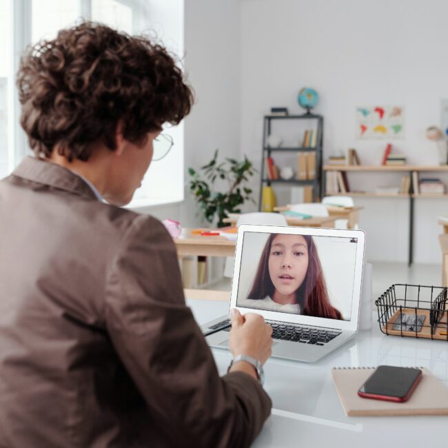 Ein Mann nimmt an einer Videokonferenz teil.