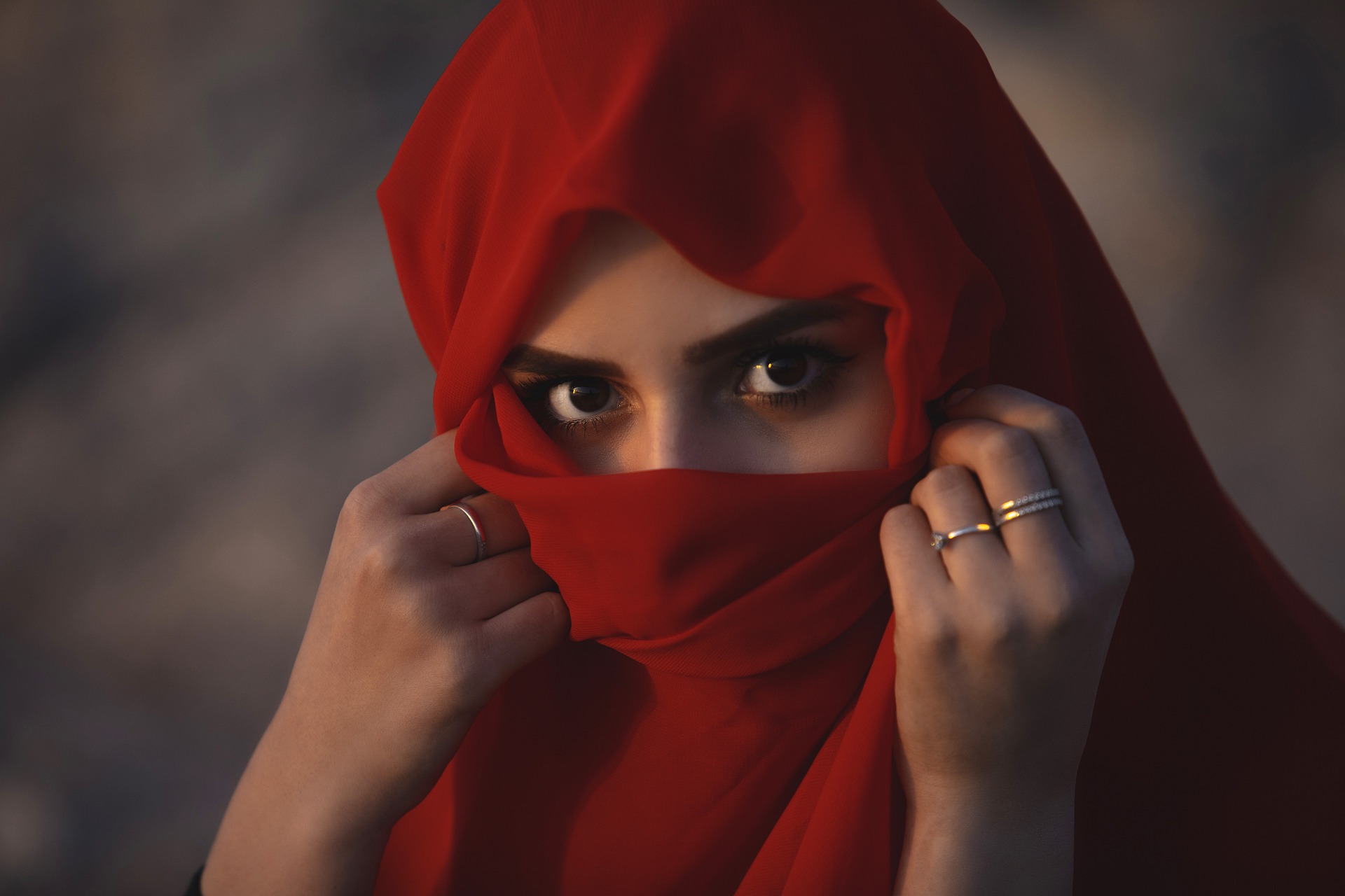 Frau mit rotem Gesichtsschleier