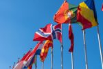 Verschiedene Länderflaggen wehen im Wind