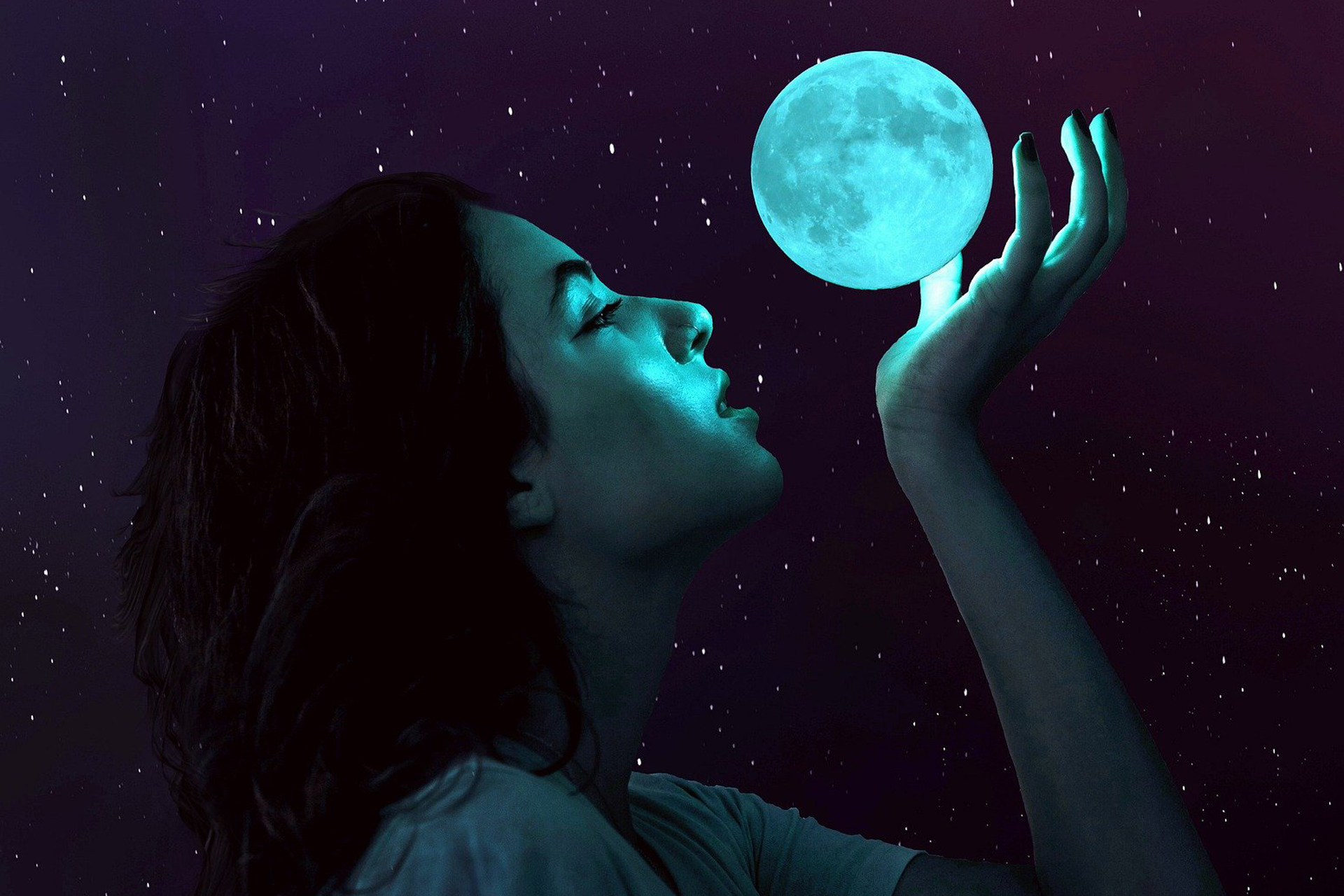 Eine Frau schaut zum Mond auf