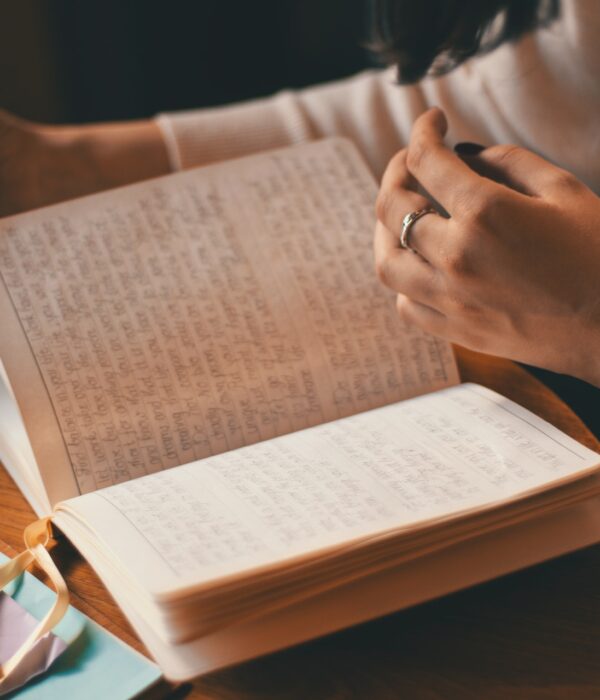 Person blättert durch ein Buch