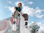 Eine Junge Frau im Skatepark
