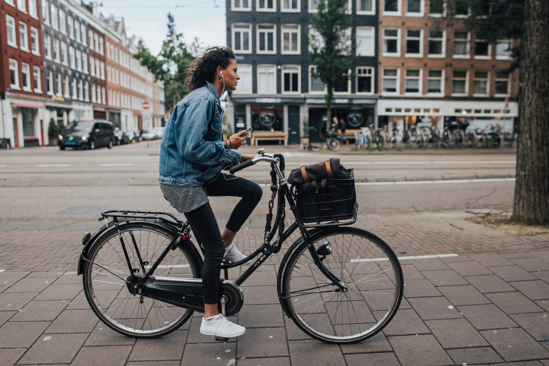 Fahrradfahrerin in Amsterdam