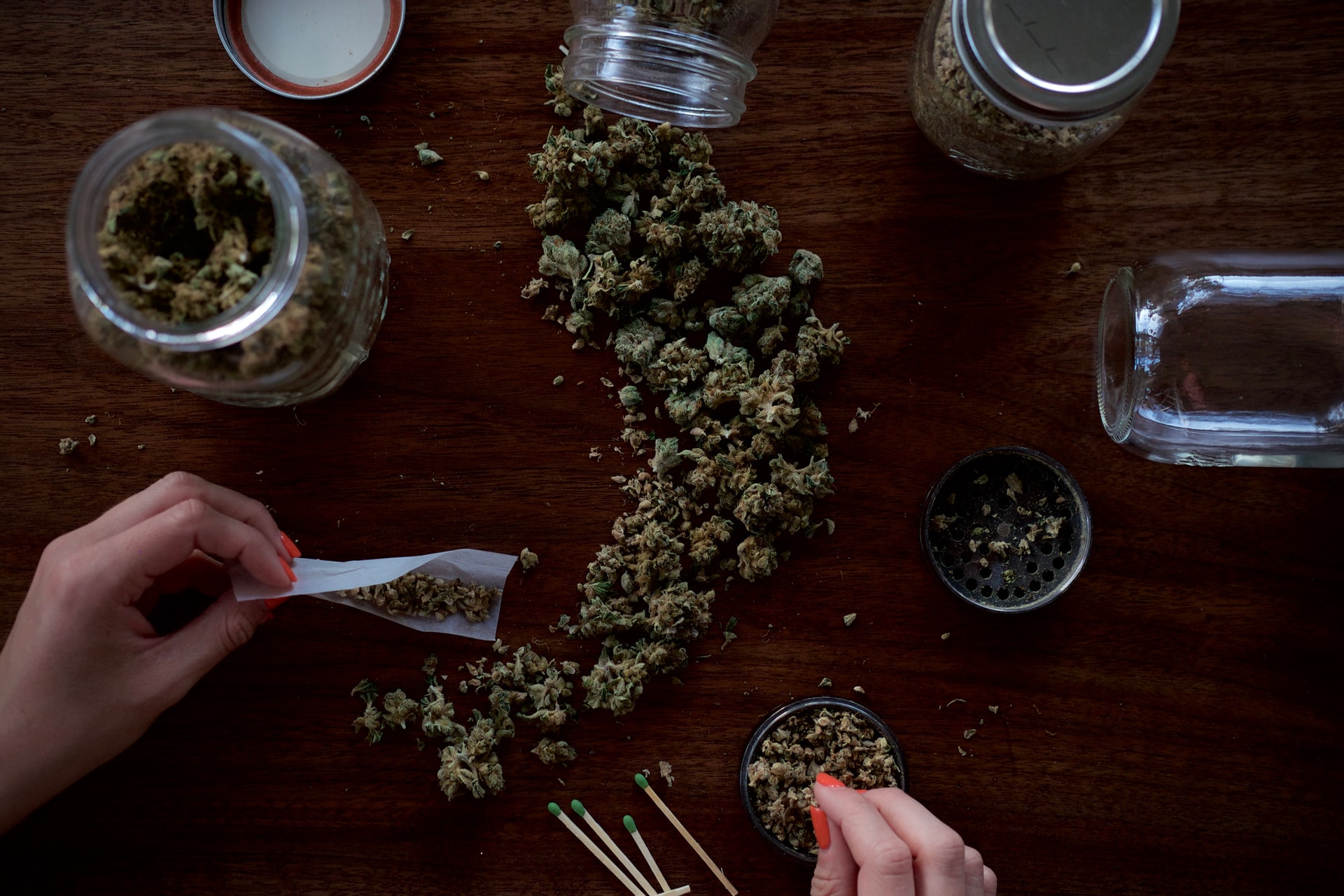 Tisch voll Cannabis