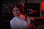 Prinzessin Leia hält eine Waffe in der Hand