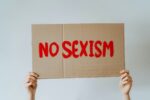 Ein Schild mit der Aufschrift: "No Sexism".
