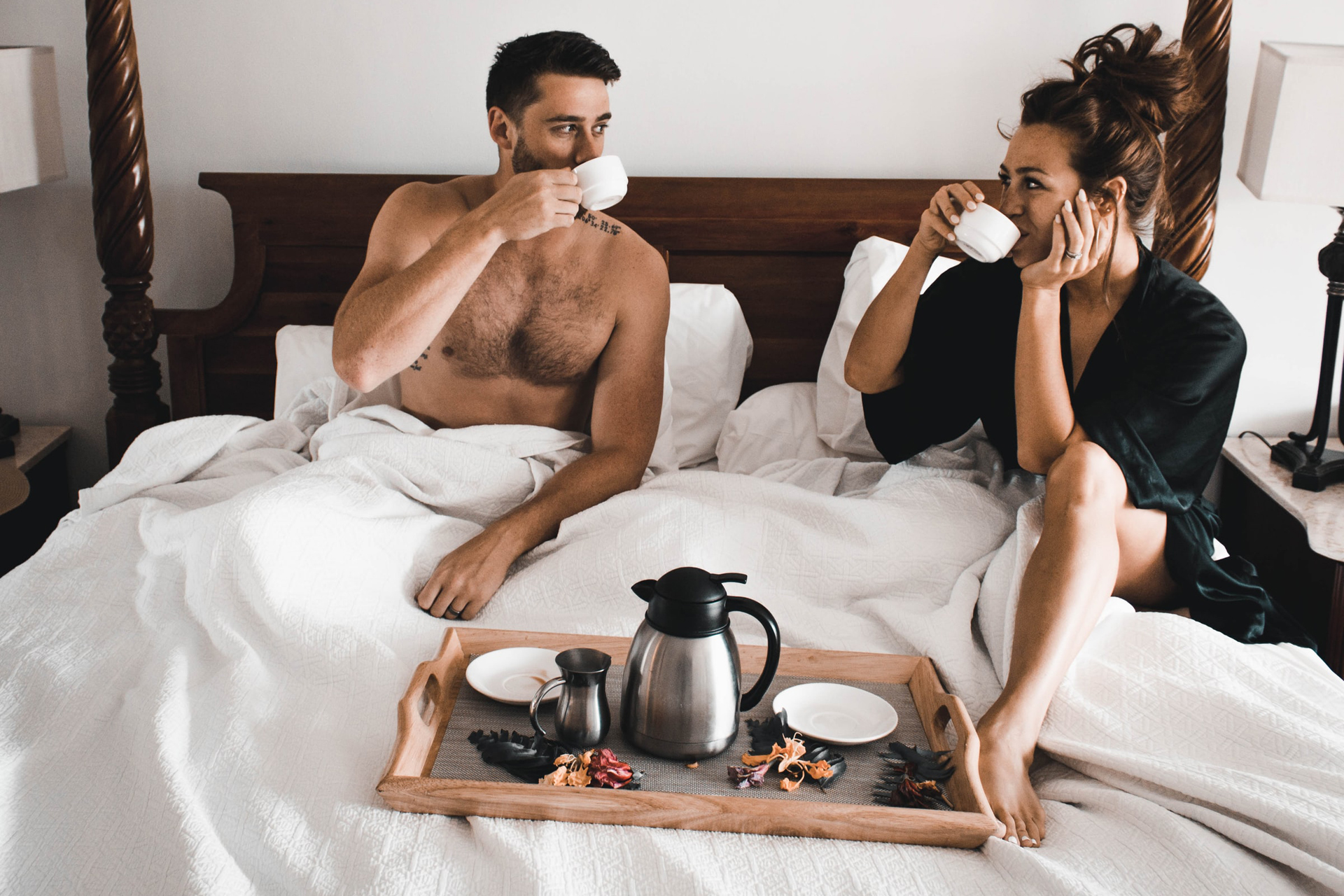 Mann und Frau sitzen auf einem Bett