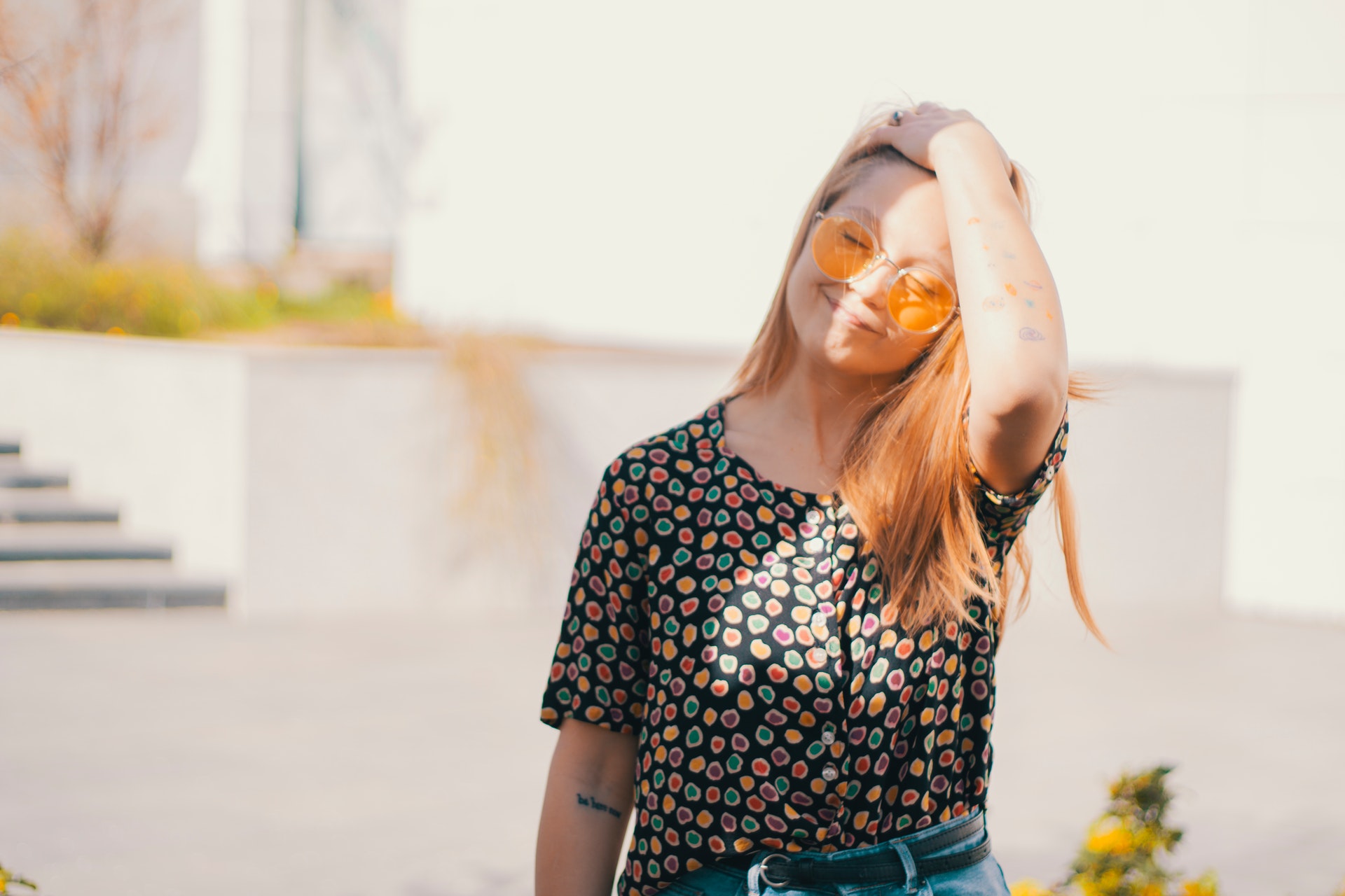 Eine junge Frau genießt die Sonnenstrahlen auf ihrem Gesicht. Foto: Pexels