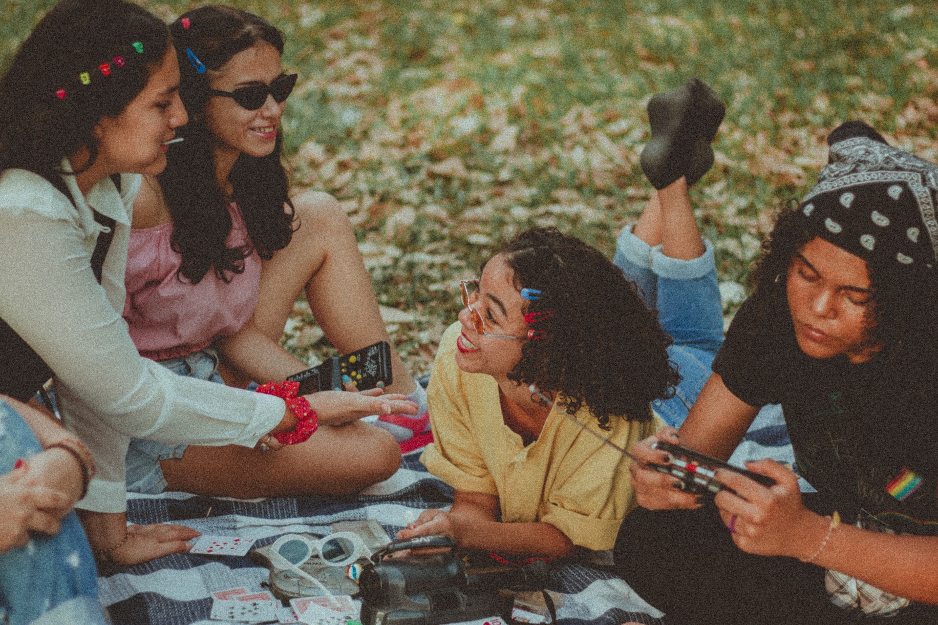 Vier junge Frauen auf einer Picknickdecke
